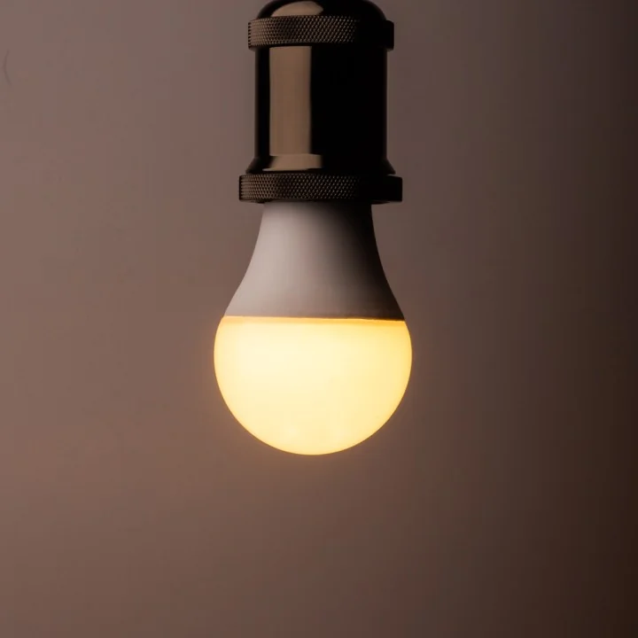 Ampoule LED&nbsp;E14 8W blanc chaud 