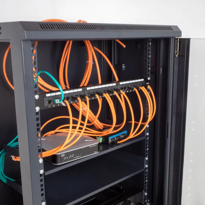 Baie de brassage 19 pouces avec 24 connecteurs RJ45 + porte en verre avec serrure à clé - OHMTEC