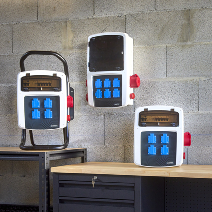 Coffret de chantier avec 4 prises monophasées NALTO + support